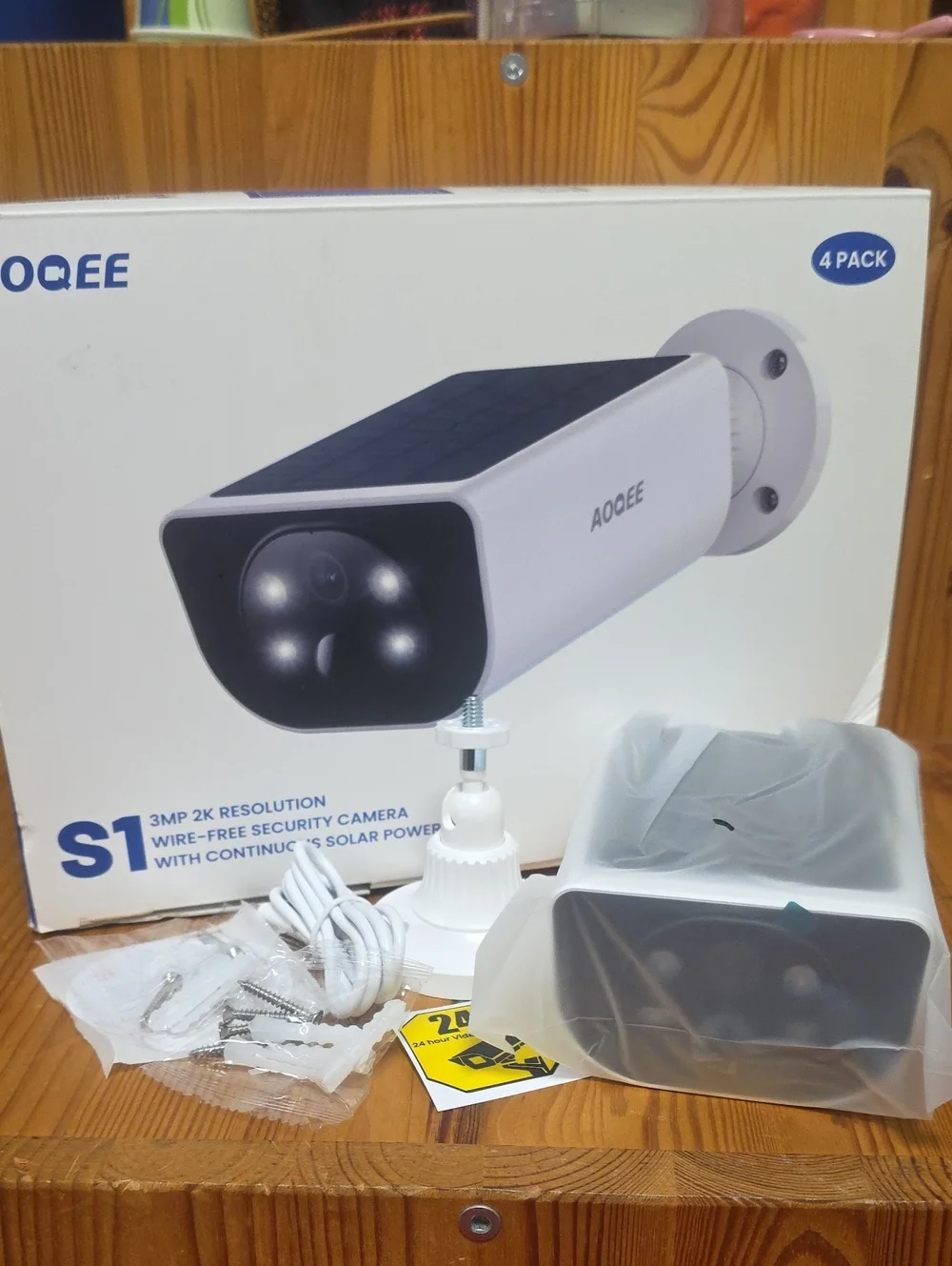 Aoqee White 3MP 2K Wire-Free Solar Security Camera